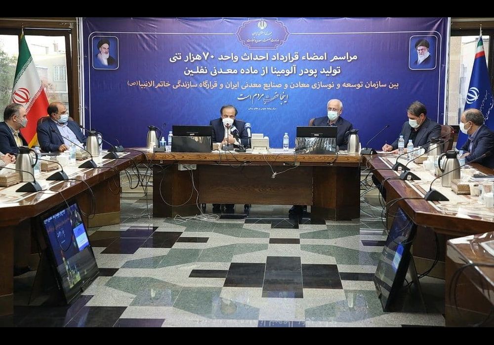 وزیر صنعت در ساخت کارخانه آلومینا