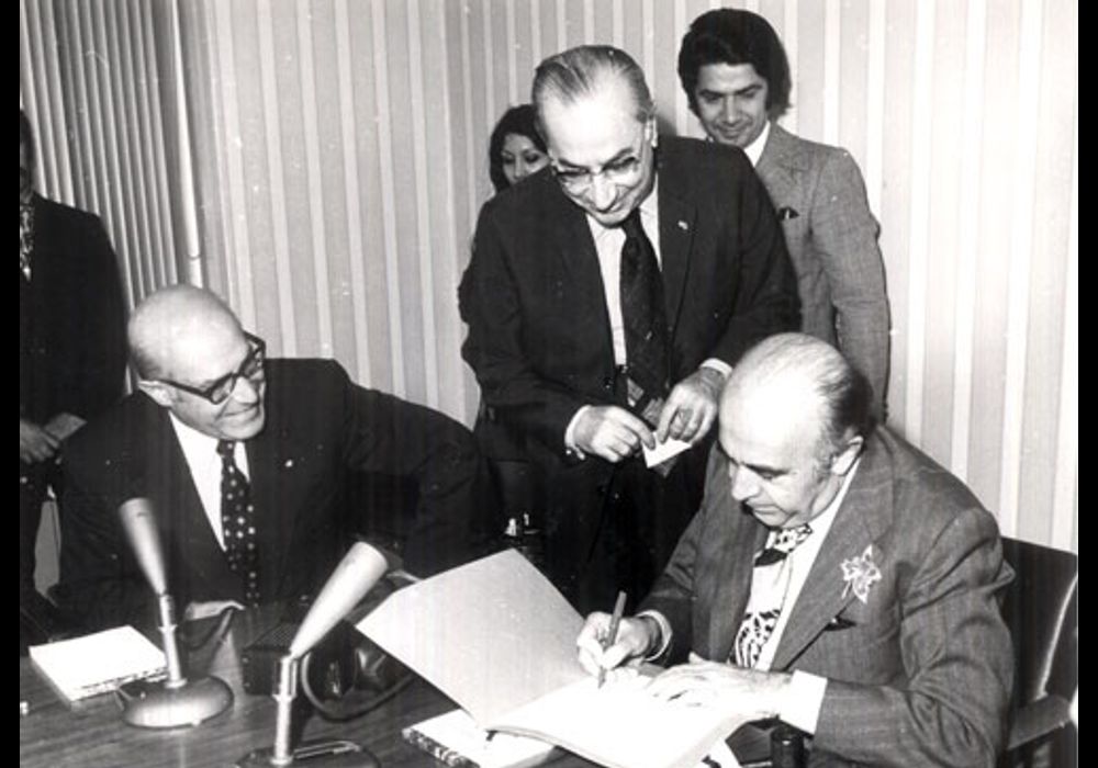 هویدا و صاحبان صنایع