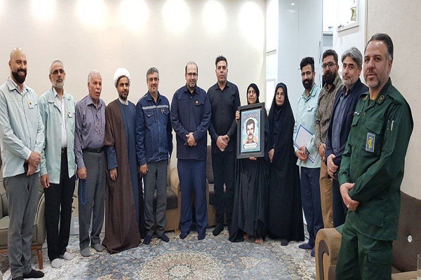 دیدار امین ابراهیمی با خانواده شهدا