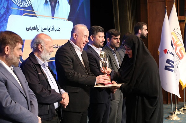 تندیس-زرین-رضایتمندی-مشتری فولاد خوزستان