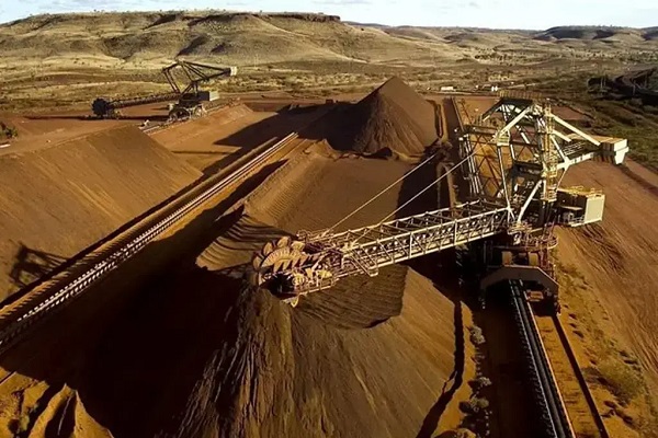 کاهش قیمت سنگ آهن